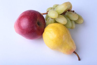 Beyaz arka plan üzerinde taze organik meyve. Çeşitli elma, armut ve üzüm.