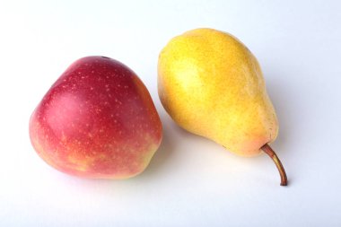 Beyaz arka plan üzerinde izole organik meyve. Çeşitli elma ve armut.