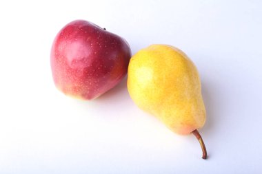 Beyaz arka plan üzerinde izole organik meyve. Çeşitli elma ve armut.