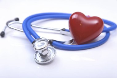 RX reçeteli, kırmızı kalp ve beyaz arka plan üzerinde izole bir stetoskop