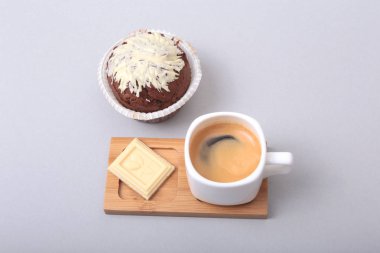 Ev yapımı kek ve çikolata beyaz arka plan üzerinde beyaz fincanla yapılan klasik espresso.