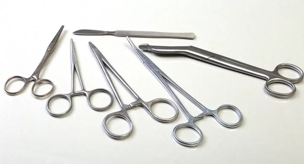 Geneeskunde en chirurgie instrumenten geïsoleerd op witte achtergrond — Stockfoto
