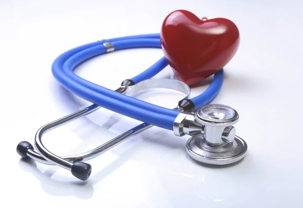 Prescrizione RX, cuore rosso e uno stetoscopio isolato su sfondo bianco — Foto Stock