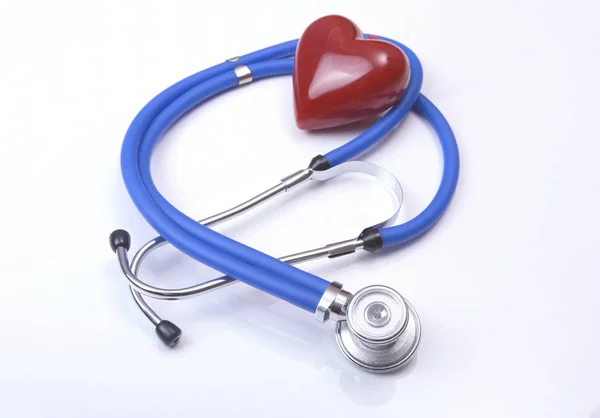 RX recept, rött hjärta och stetoskop isolerad på vit bakgrund — Stockfoto