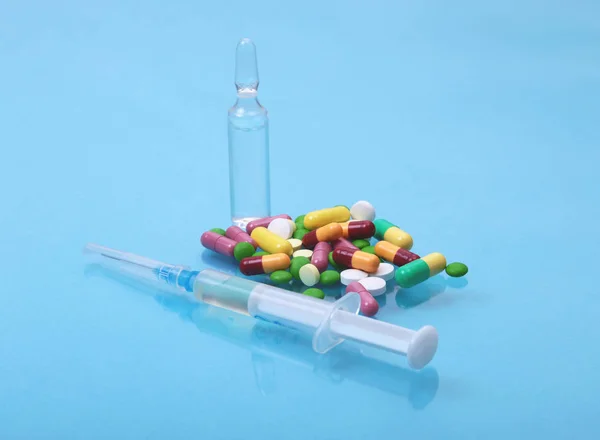 Jeringa y ampollas médicas, vacuna sobre la mesa . — Foto de Stock