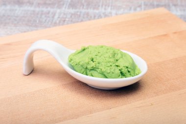 ahşap zemin üzerine Japon wasabi soslu plaka.