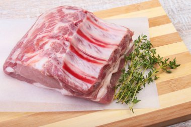 Çiğ domuz eti, baharat ve biberiye kesme tahtası üzerinde. Hazır yemek pişirmek için.