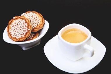 Klasik espresso ile ev yapımı kek siyah arka plan üzerine beyaz Kupası'nda. Seçici odak.