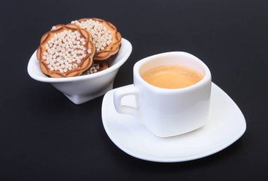 Klasik espresso ile ev yapımı kek siyah arka plan üzerine beyaz Kupası'nda. Seçici odak.