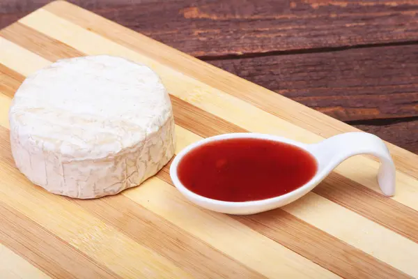 İle beyaz kalıp peynir. Camembert veya brie türü kızılcık sosu ile... Sağlıklı kahvaltı. — Stok fotoğraf