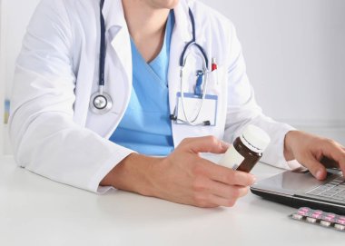 Doktorların elinde bir sürü farklı hap var.
