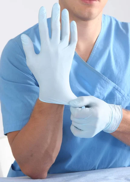 Doktor na sterilní rukavice izolované bílá — Stock fotografie