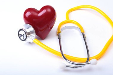 Tıbbi steteskop ve kırmızı kalp beyaza izole edilmiş.