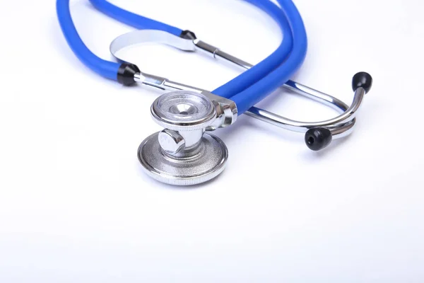 Stethoskop isoliert auf weißem Hintergrund. Gesundheit — Stockfoto