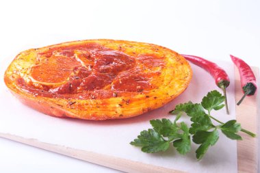 Baharatlar, maydanoz yaprakları ile biber beyaz arka plan üzerinde izole barbekü ızgara için hazır çiğ domuz jambon.