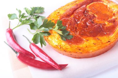 Baharatlar, maydanoz yaprakları ile biber beyaz arka plan üzerinde izole barbekü ızgara için hazır çiğ domuz jambon.