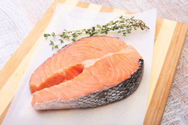 ahşap kesme tahtası üzerinde baharatlar ile taze Çiğ somon. gezmek için hazır