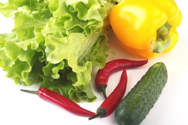 Çeşitli sebze, taze biber, domates, biber biber, salatalık ve beyaz arka plan üzerinde izole marul. Seçici odak.