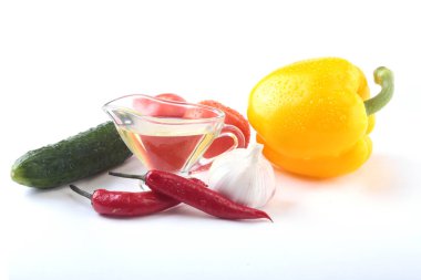 Çeşitli sebze, taze biber, domates, biber biber, salatalık, zeytinyağı, sarımsak ve beyaz arka plan üzerinde izole marul. Seçici odak.