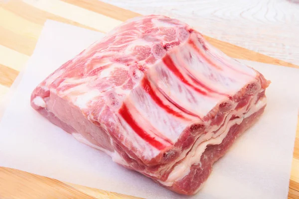 Chuletas de cerdo crudas, especias en tabla de cortar. Listo para cocinar . —  Fotos de Stock