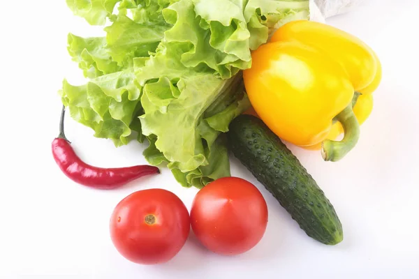 Verdure assortite, peperone fresco, pomodoro, peperoncino, cetriolo e lattuga isolati su fondo bianco. Focus selettivo . — Foto Stock