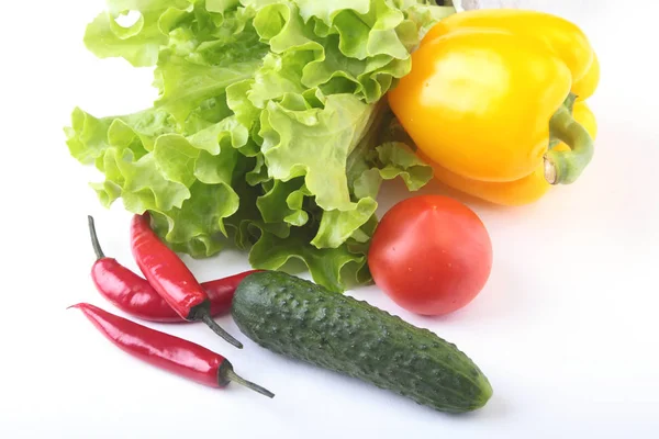 Verdure assortite, peperone fresco, pomodoro, peperoncino, cetriolo e lattuga isolati su fondo bianco. Focus selettivo . — Foto Stock