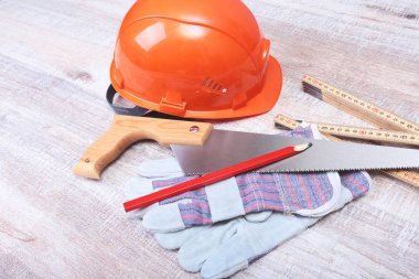 Turuncu baret, diğeri, koruyucu gözlük ve eldiven iş için. Beyaz bir arka plan üzerinde gürültü azaltmak için kulaklõk.