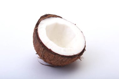 Yarısı beyaz arka plan üzerinde izole hindistancevizi .