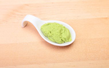 ahşap zemin üzerine Japon wasabi soslu plaka.