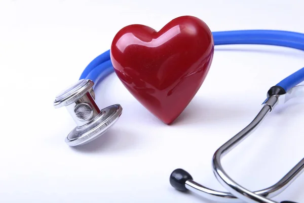 Stéthoscope médical et coeur rouge isolés sur blanc — Photo