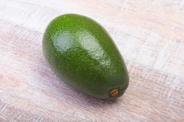 Verse, groene Avocado geïsoleerd op een witte achtergrond. — Stockfoto