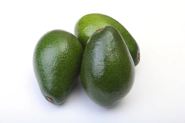 Frische, grüne Avocado isoliert auf weißem Hintergrund. — Stockfoto