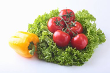 Taze çeşitli sebze çan biber, domates, sarımsak yaprak marul ile. Beyaz arka plan üzerinde izole. Seçici odak.