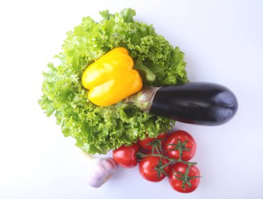 Taze sebze, patlıcan, biber, domates, sarımsak yaprak marul ile çeşitli. Beyaz arka plan üzerinde izole. Seçici odak.