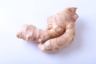 taze zencefil ve sarımsak beyaz arka plan üzerinde izole.