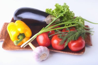 Taze sebze, patlıcan, biber, domates, sarımsak yaprak marul ile çeşitli. Beyaz arka plan üzerinde izole. Seçici odak.