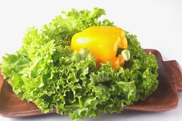 Свежие овощи с листовым салатом. Изолированный на белом фоне. Селективный фокус . — стоковое фото