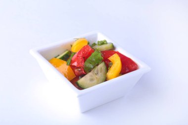 domates, salatalık, biber ve marul yaprağı beyaz kase taze sebze salatası.