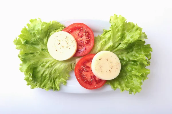 Del av Mozzarella med tomater, salladsblad och balsamico dressing på vit platta. selektivt fokus närbild skott. — Stockfoto