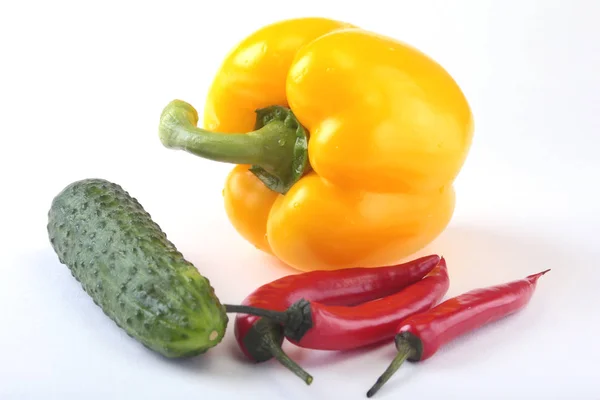 Асорті овочі, свіжий болгарський перець, помідор, перець чилі, огірок і салат ізольовані на білому тлі. Вибірковий фокус . — стокове фото