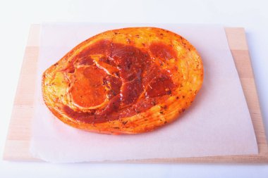 Baharat ve maydanoz çiğ domuz jambon ızgara üzerinde izole beyaz arka plan Barbekü için hazır bırakır.