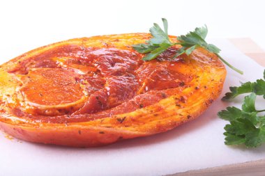 Baharat ve maydanoz çiğ domuz jambon ızgara üzerinde izole beyaz arka plan Barbekü için hazır bırakır.