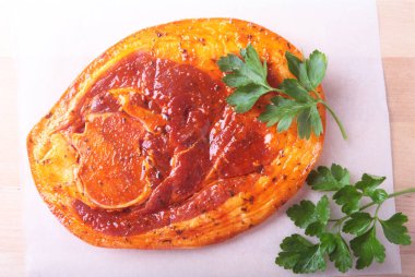 Baharat ve maydanoz çiğ domuz jambon ızgara üzerinde izole beyaz arka plan Barbekü için hazır bırakır.