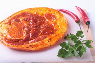 Baharatlar, maydanoz yaprakları ile biber beyaz arka plan üzerinde izole barbekü ızgara için hazır çiğ domuz jambon.