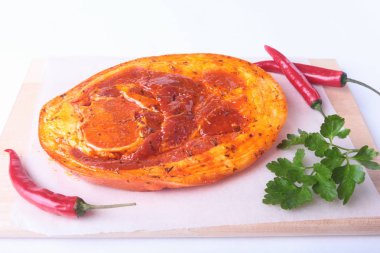 Baharatlar, maydanoz yaprakları ile biber beyaz arka plan üzerinde izole barbekü ızgara için hazır çiğ domuz jambon.