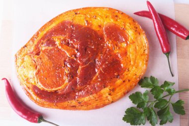 Baharatlar, maydanoz yaprakları ile biber beyaz arka plan üzerinde izole barbekü ızgara için hazır çiğ domuz jambon.