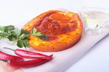 Baharat ve maydanoz çiğ domuz jambon ızgara üzerinde izole beyaz arka plan Barbekü için hazır bırakır.