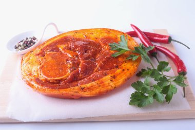 Baharatlar, maydanoz yaprakları ile biber beyaz arka plan üzerinde izole barbekü ızgara için hazır çiğ domuz jambon.