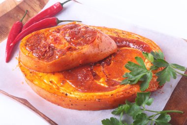 Baharatlar, maydanoz yaprakları ile biber beyaz arka plan üzerinde izole barbekü ızgara için hazır çiğ domuz jambon.