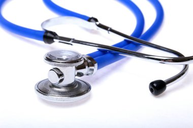 Beyaz arka plan üzerinde izole sağlık stetoskop. seçici odak.